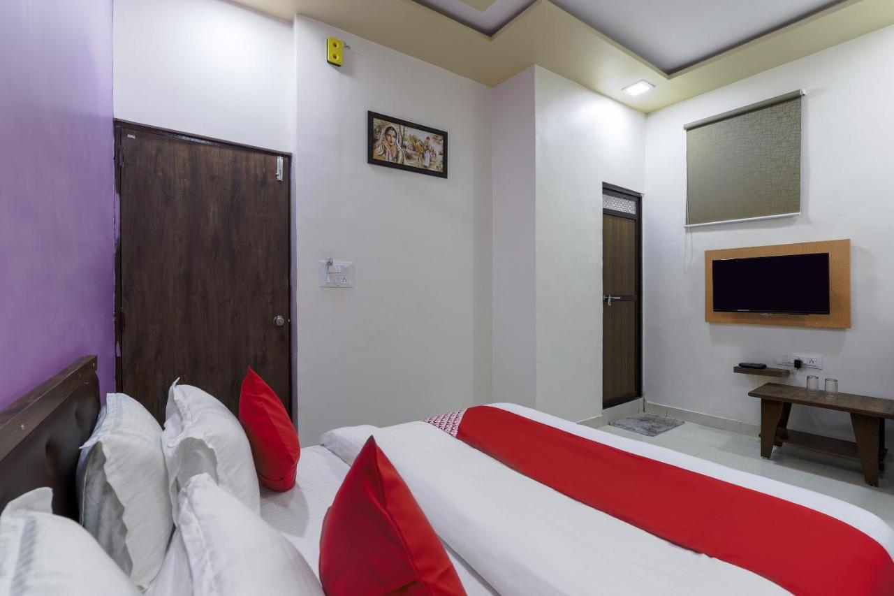 Oyo 47110 Hotel Royal Palace Naroda Exteriör bild