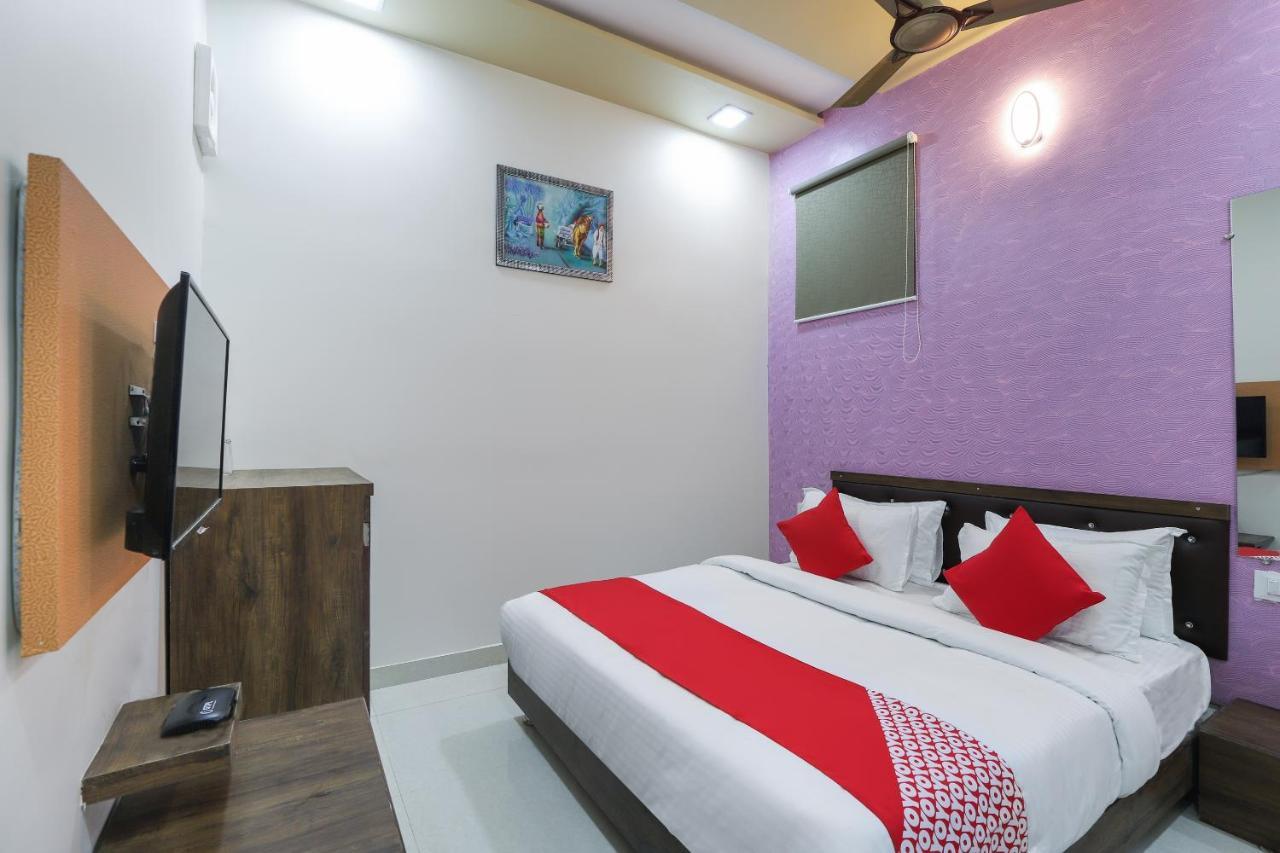 Oyo 47110 Hotel Royal Palace Naroda Exteriör bild