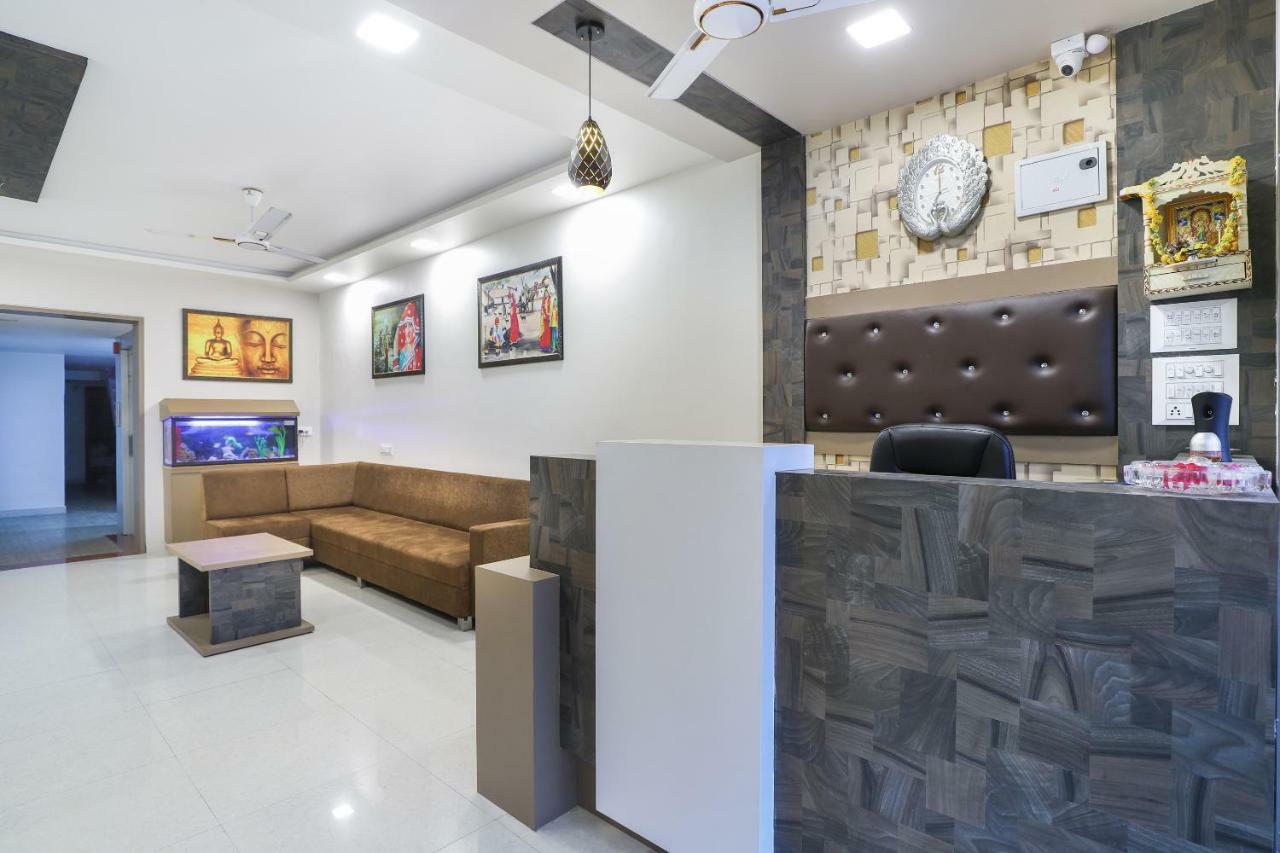 Oyo 47110 Hotel Royal Palace Naroda Exteriör bild
