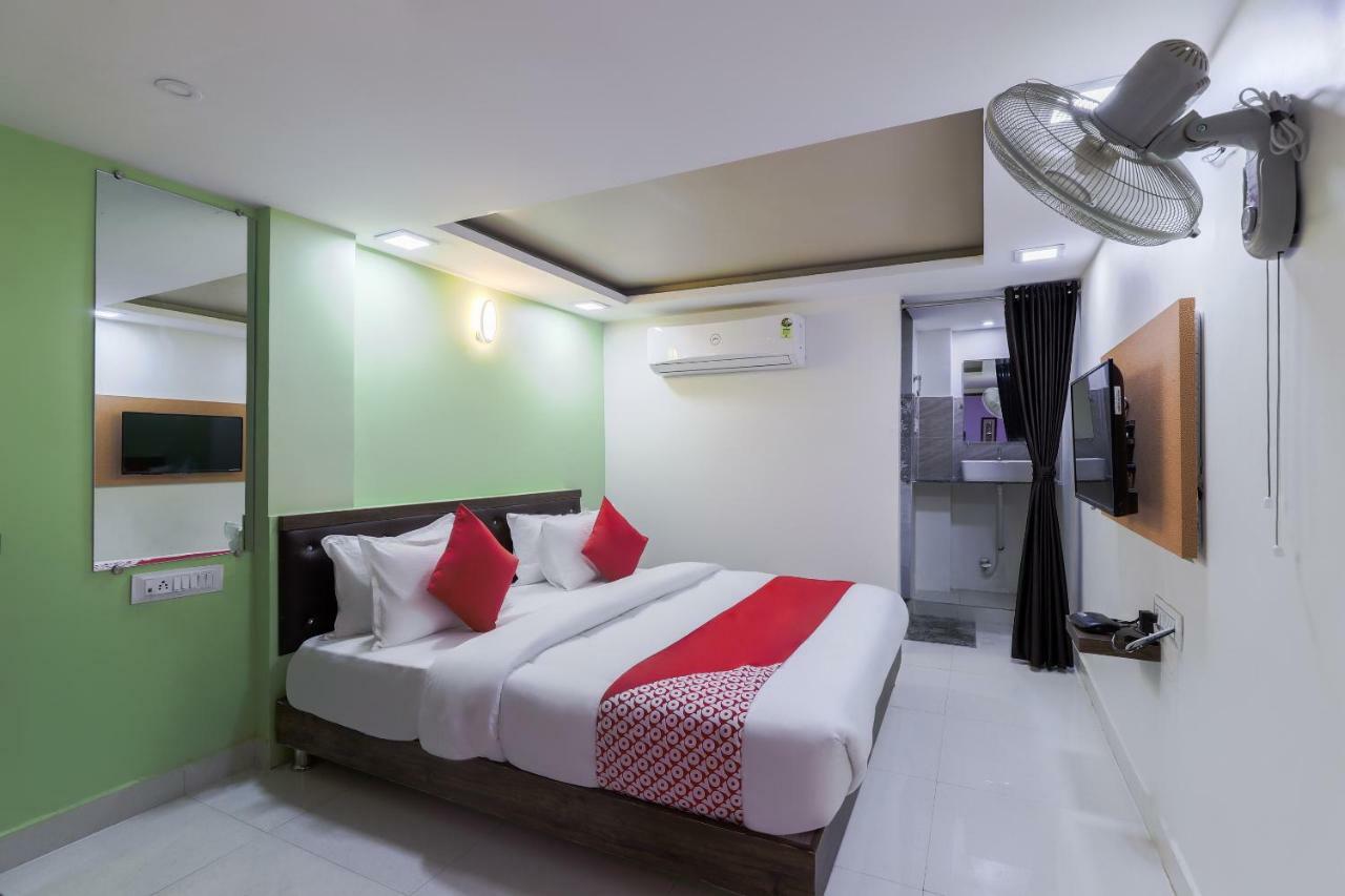 Oyo 47110 Hotel Royal Palace Naroda Exteriör bild