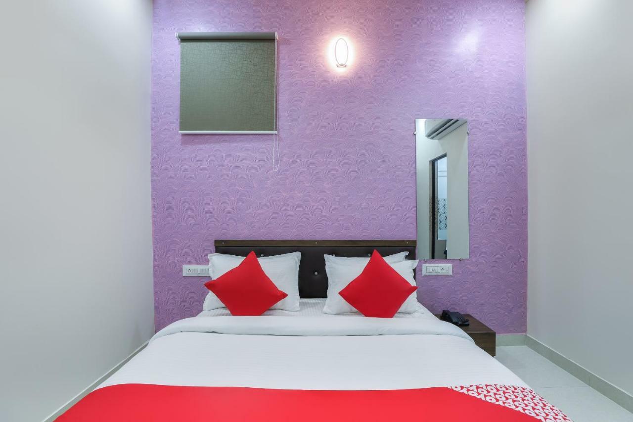 Oyo 47110 Hotel Royal Palace Naroda Exteriör bild