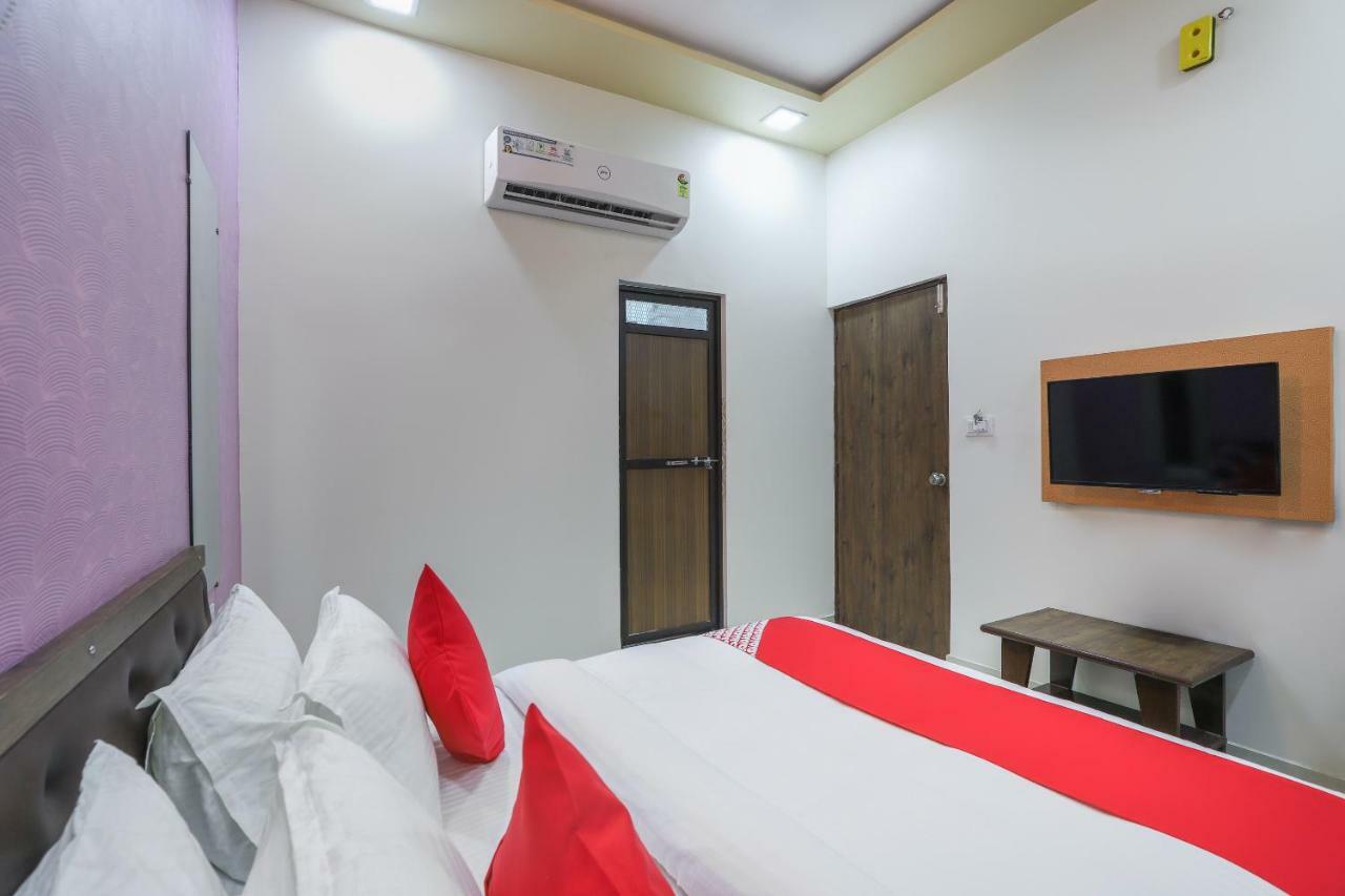 Oyo 47110 Hotel Royal Palace Naroda Exteriör bild