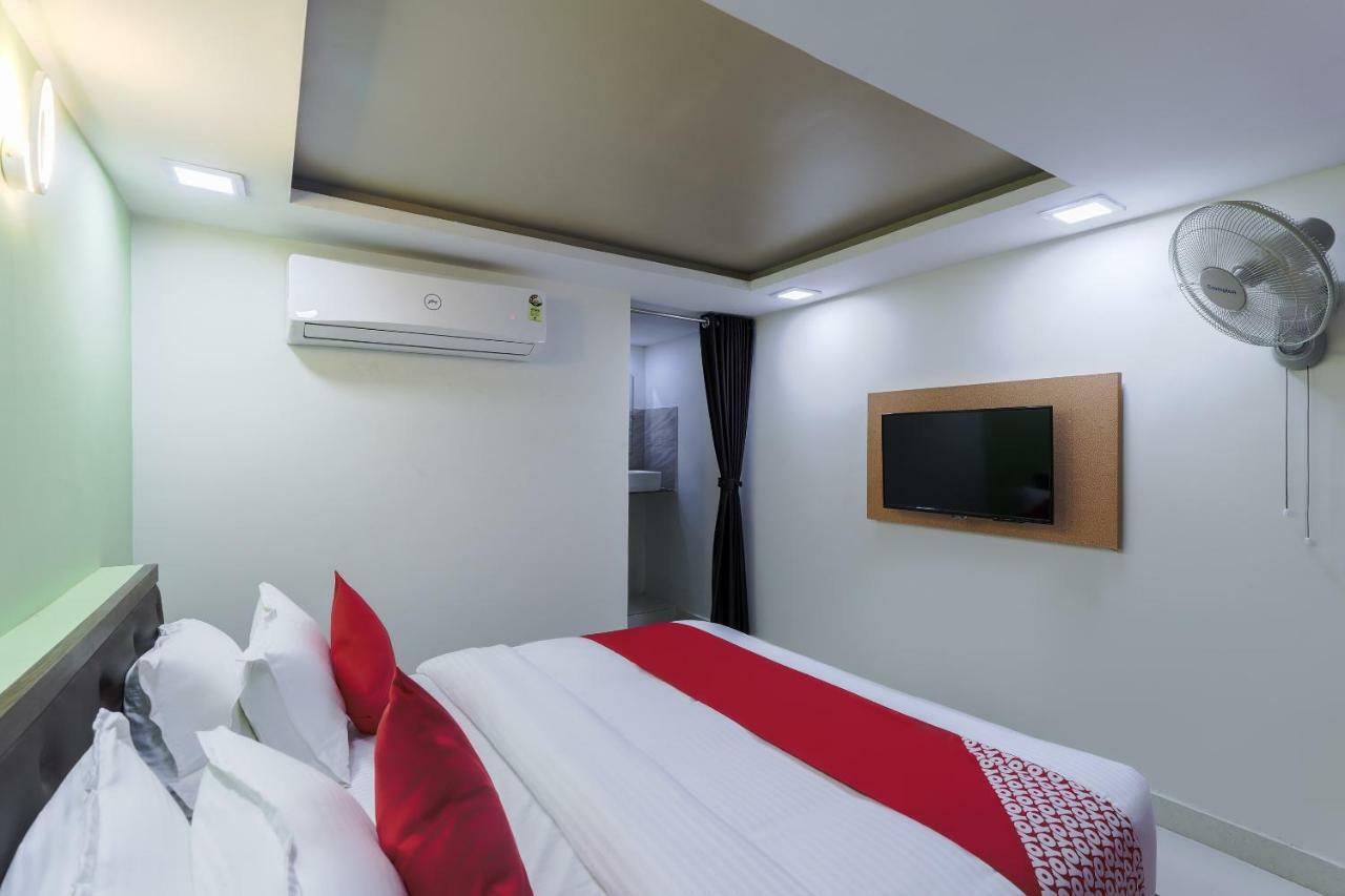 Oyo 47110 Hotel Royal Palace Naroda Exteriör bild