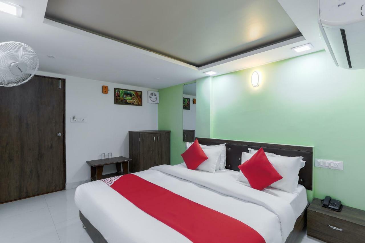 Oyo 47110 Hotel Royal Palace Naroda Exteriör bild