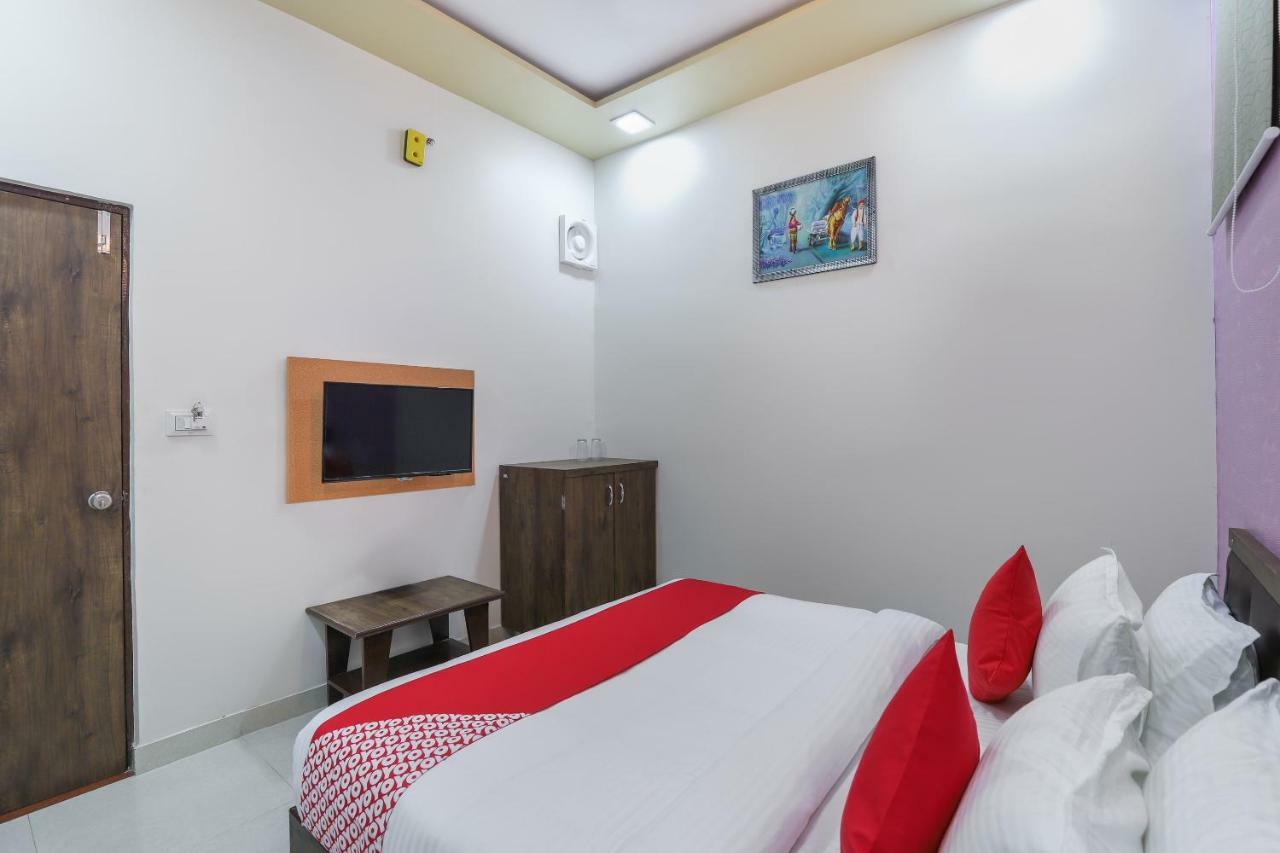 Oyo 47110 Hotel Royal Palace Naroda Exteriör bild