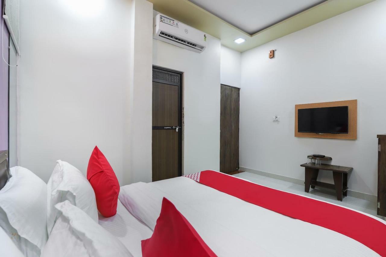 Oyo 47110 Hotel Royal Palace Naroda Exteriör bild