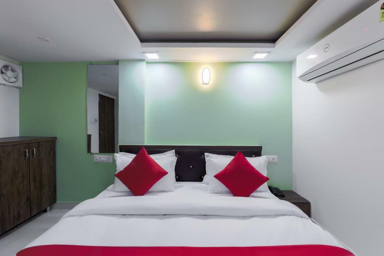 Oyo 47110 Hotel Royal Palace Naroda Exteriör bild
